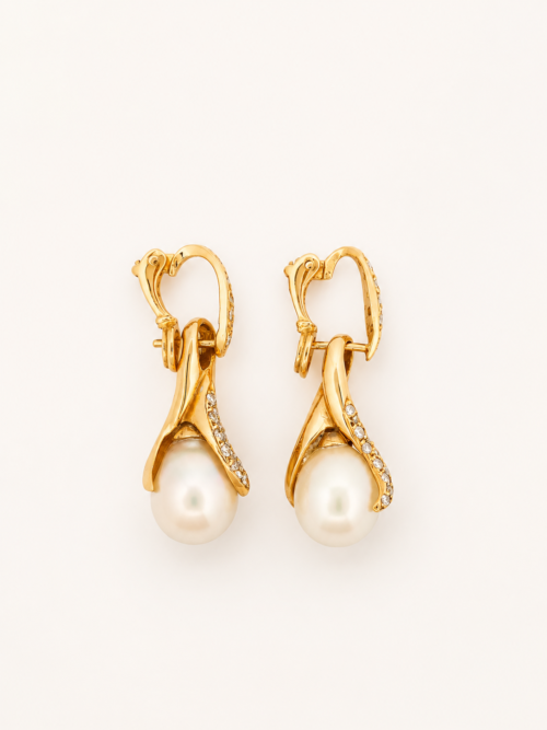 Boucles d’oreilles en or jaune serties de diamants et de perles - Les Amoureux au Kiosque Peynet