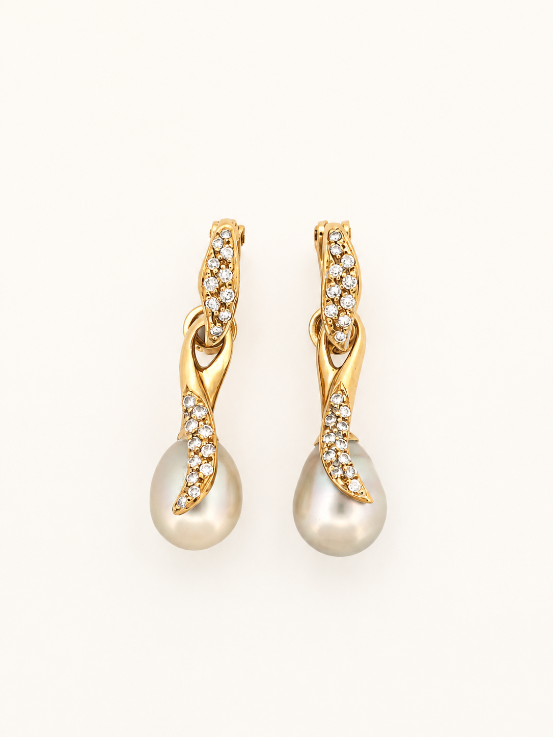 Boucles d’oreilles en or jaune serties de diamants et de perles - Les Amoureux au Kiosque Peynet