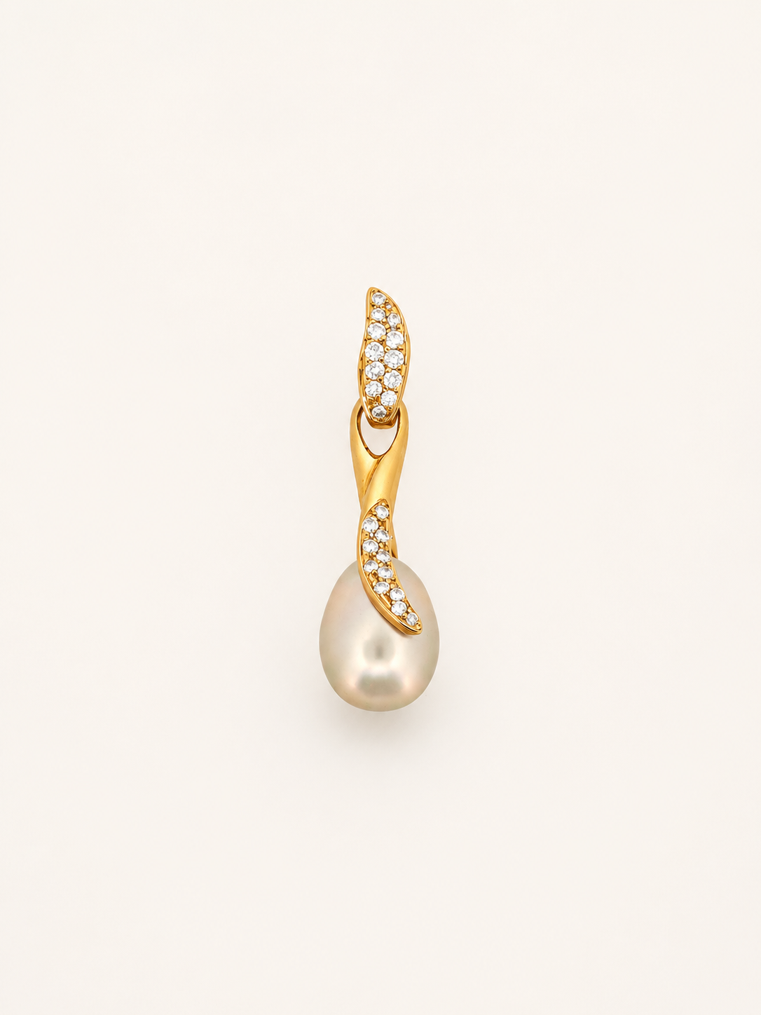 Pendentif en or jaune serti de diamants et d’une perle - Les Amoureux au Kiosque Peynet