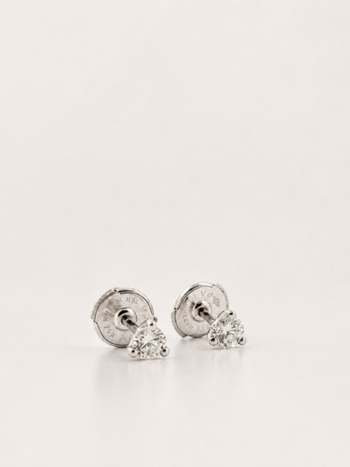 Boucles d’oreilles en or gris serties de diamants - Les Amoureux au Kiosque Peynet