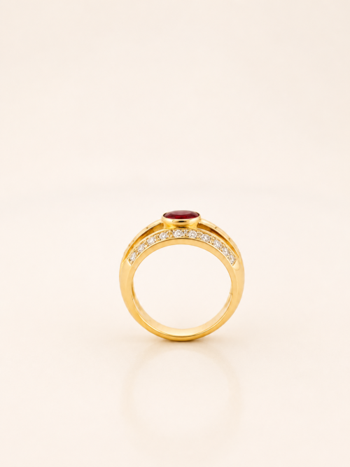 Bague en or jaune sertie d'un rubis et de diamants - Les Amoureux au Kiosque Peynet
