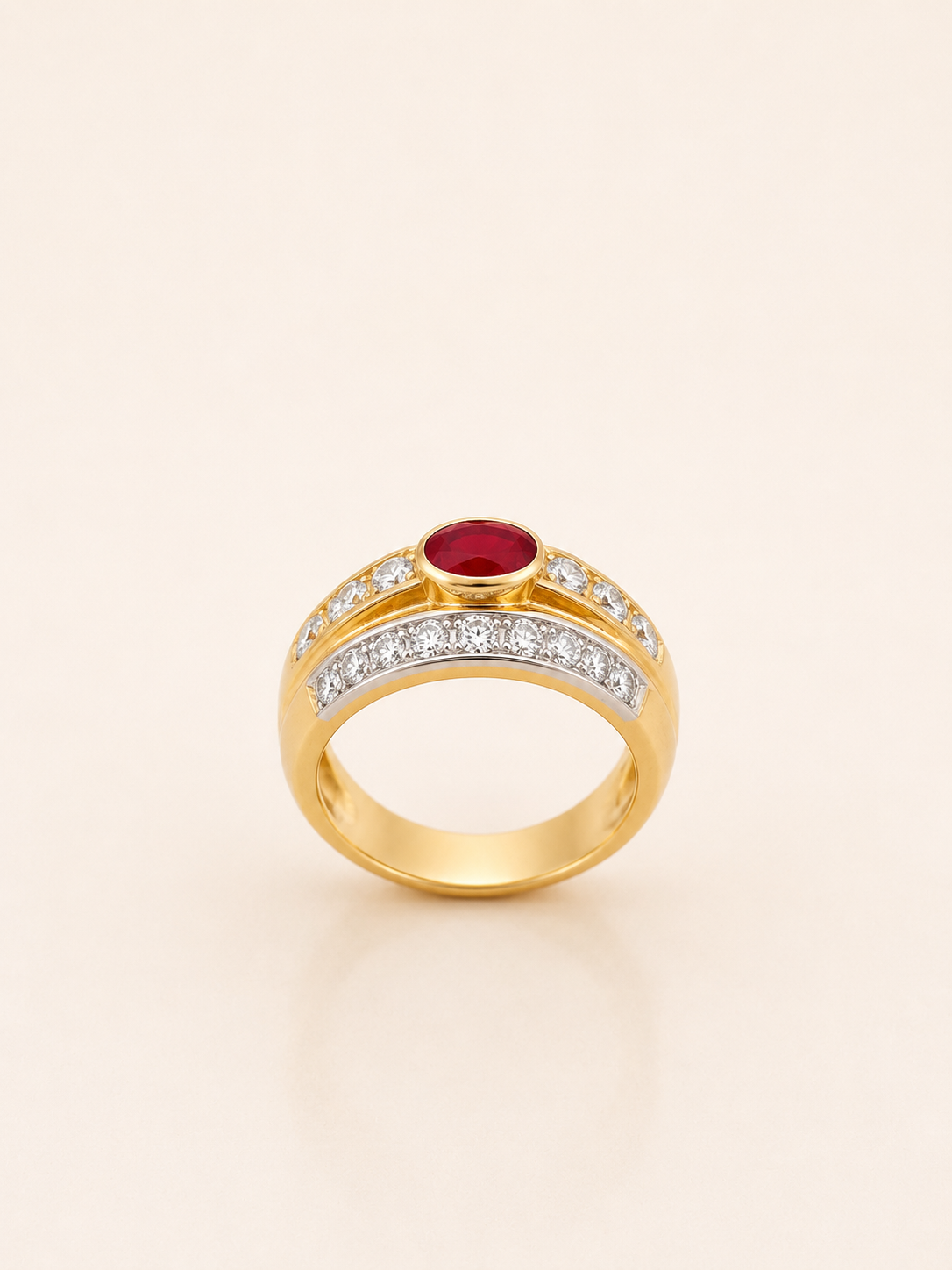 Bague en or jaune sertie d'un rubis et de diamants - Les Amoureux au Kiosque Peynet