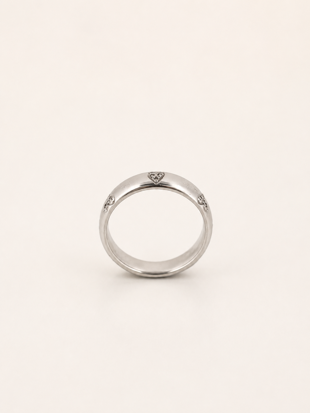 Alliance en or gris sertie de diamants en forme de cœur - Les Amoureux au Kiosque Peynet