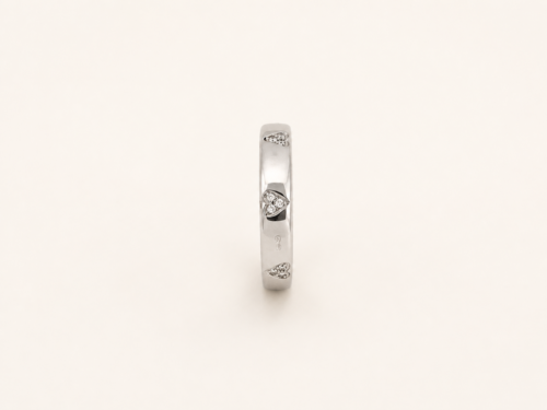Alliance en or gris sertie de diamants en forme de cœur - Les Amoureux au Kiosque Peynet